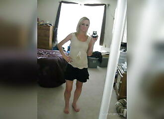 Une blonde se prend en photo devant un miroir et montre qu'elle ne porte pas de culotte sous sa courte jupe après avoir révélé ses petits seins