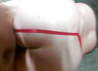 Défoncée en levrette avec un string ficelle rouge