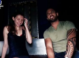 Cochonne baise avec un couple dans un club échangiste