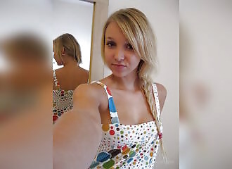 Blonde exhibe sa chatte à travers son string et ses seins aux tétons roses