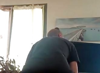 J'encule profondément ma femme en levrette dans le salon