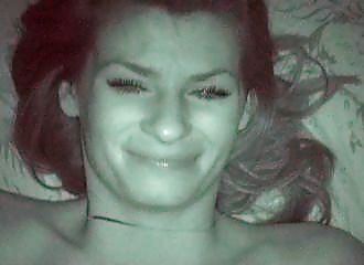 Nue au lit , son mec lui gicle sur les seins